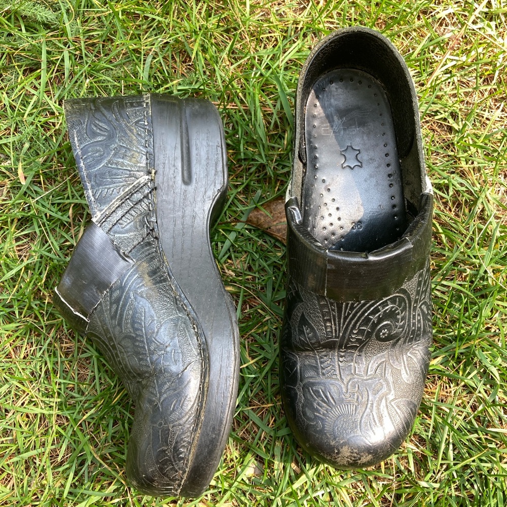 DANSKO Shoes Professional Mules Clogs Embossed Black Leather Size 38 7 - 8